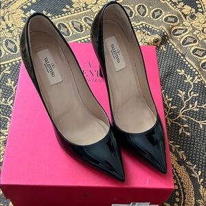 Valentino Garavani Black Patent Pointed‑Toe Pumps — EU 38